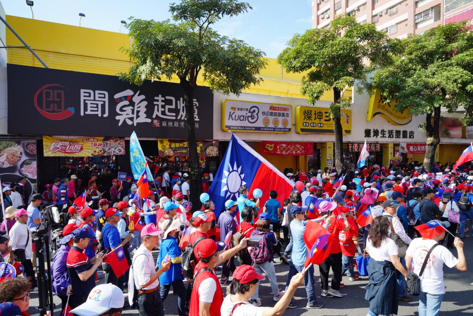挺韓「南方崛起 高雄週年慶大遊行」原本安排韓國瑜本人全程參與，但基於維安考量，改至終點站微笑公園迎接韓粉。