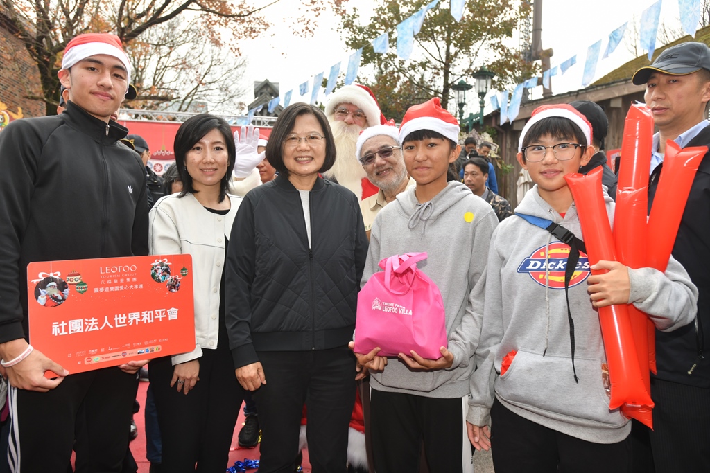 六福旅遊集團今（21日）邀請近萬名弱勢兒童及親友來到六福村，蔡英文總統也現身發送禮物。（六福旅遊集團提供）