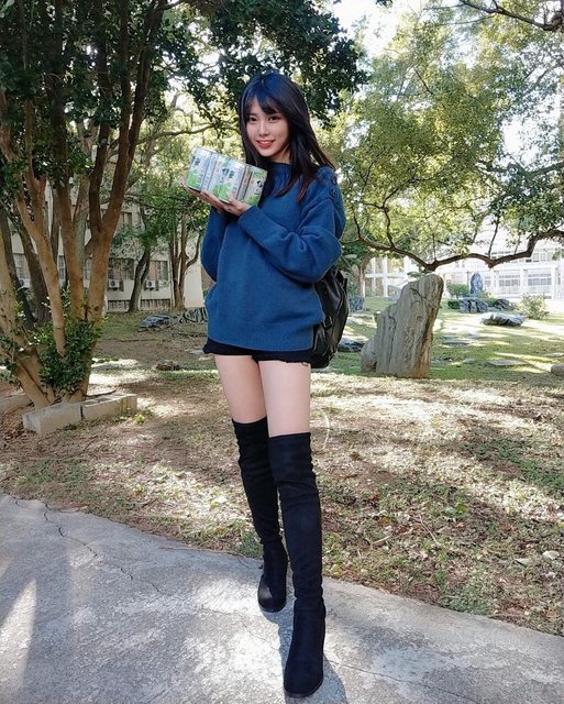 清新脫俗的美麗外表讓許多網友相當驚豔,直呼根本是校花。(翻攝阿倪IG)