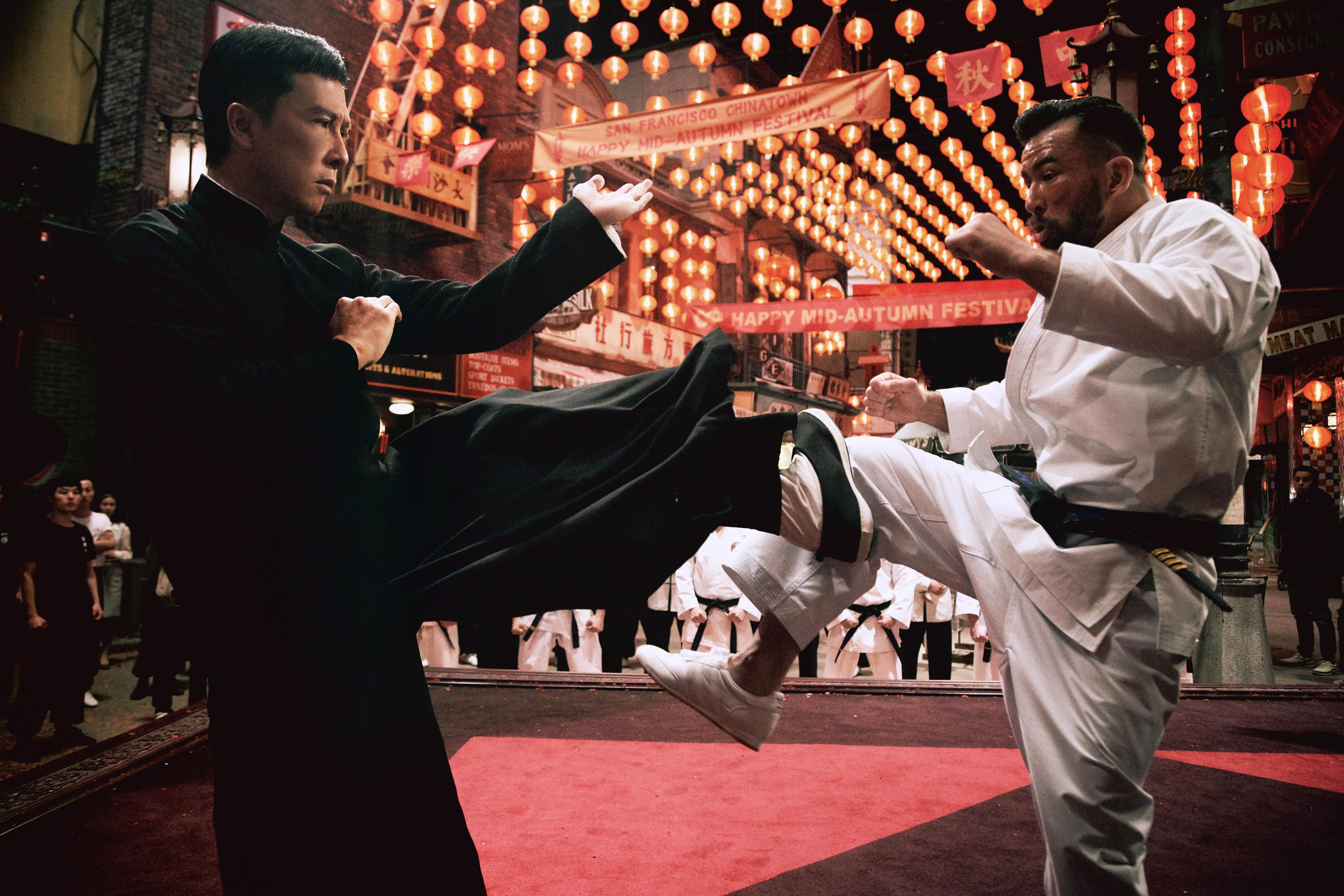 甄子丹在新片中，以「單手」詠春對抗太極拳，以及對戰空手道高手的激戰場面，令觀眾拍手叫好。（華映娛樂提供）