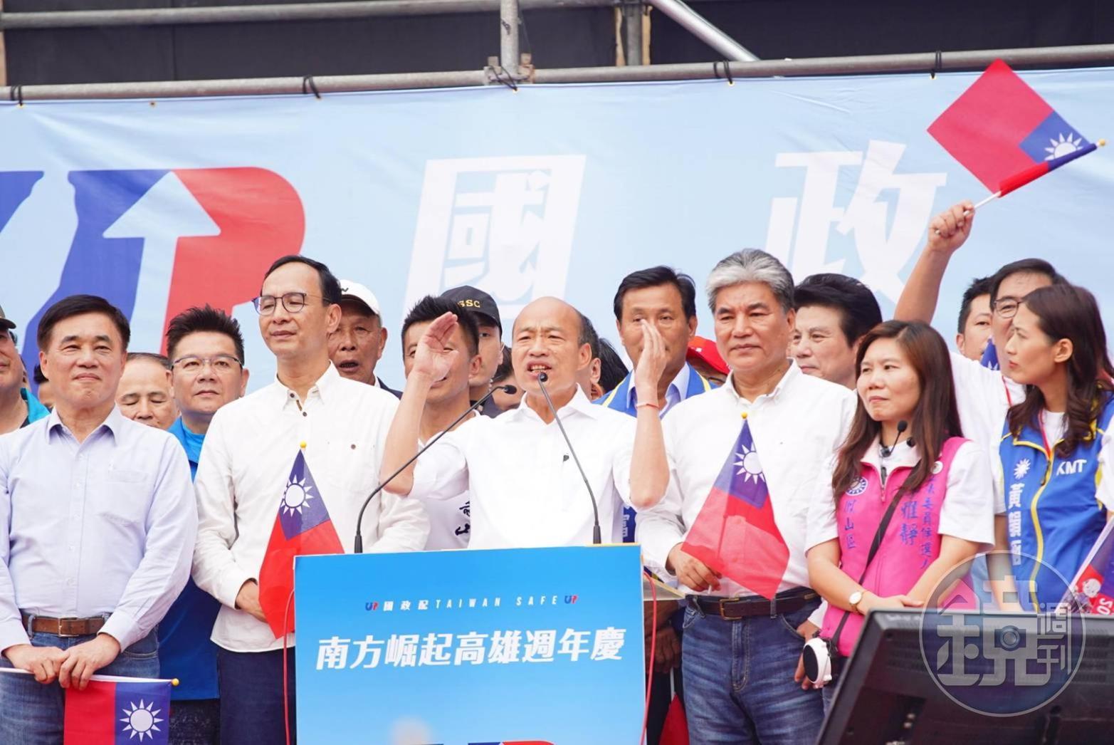 韓國瑜站在台上，以「舉頭3尺有神明」暗批蔡政府執政不利，有朝一日若要求神佛保祐時，菩薩一定不會保佑。