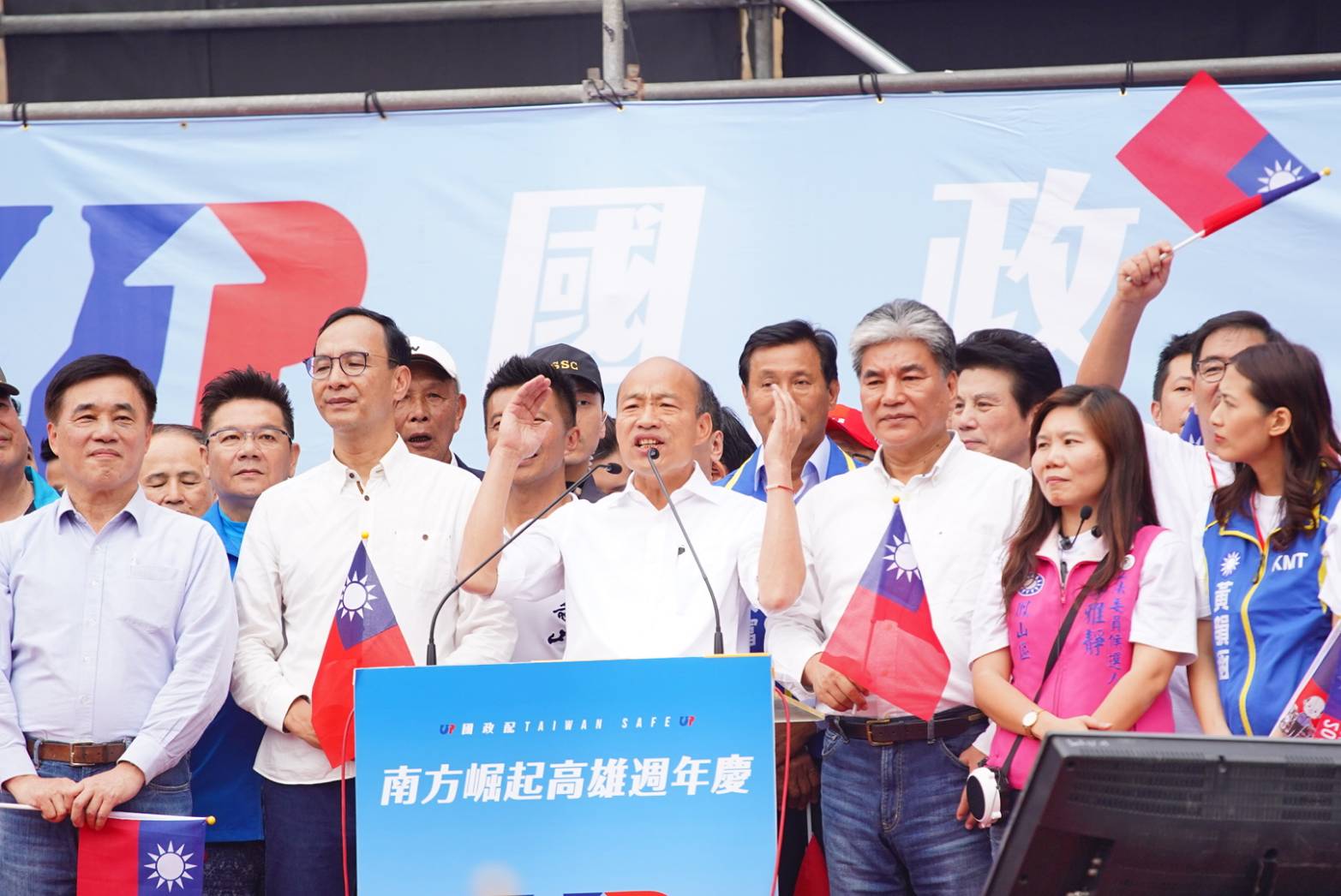 韓國瑜站在台上，以「舉頭3尺有神明」暗批蔡政府執政不利，有朝一日若要求神佛保祐時，菩薩一定不會保佑。