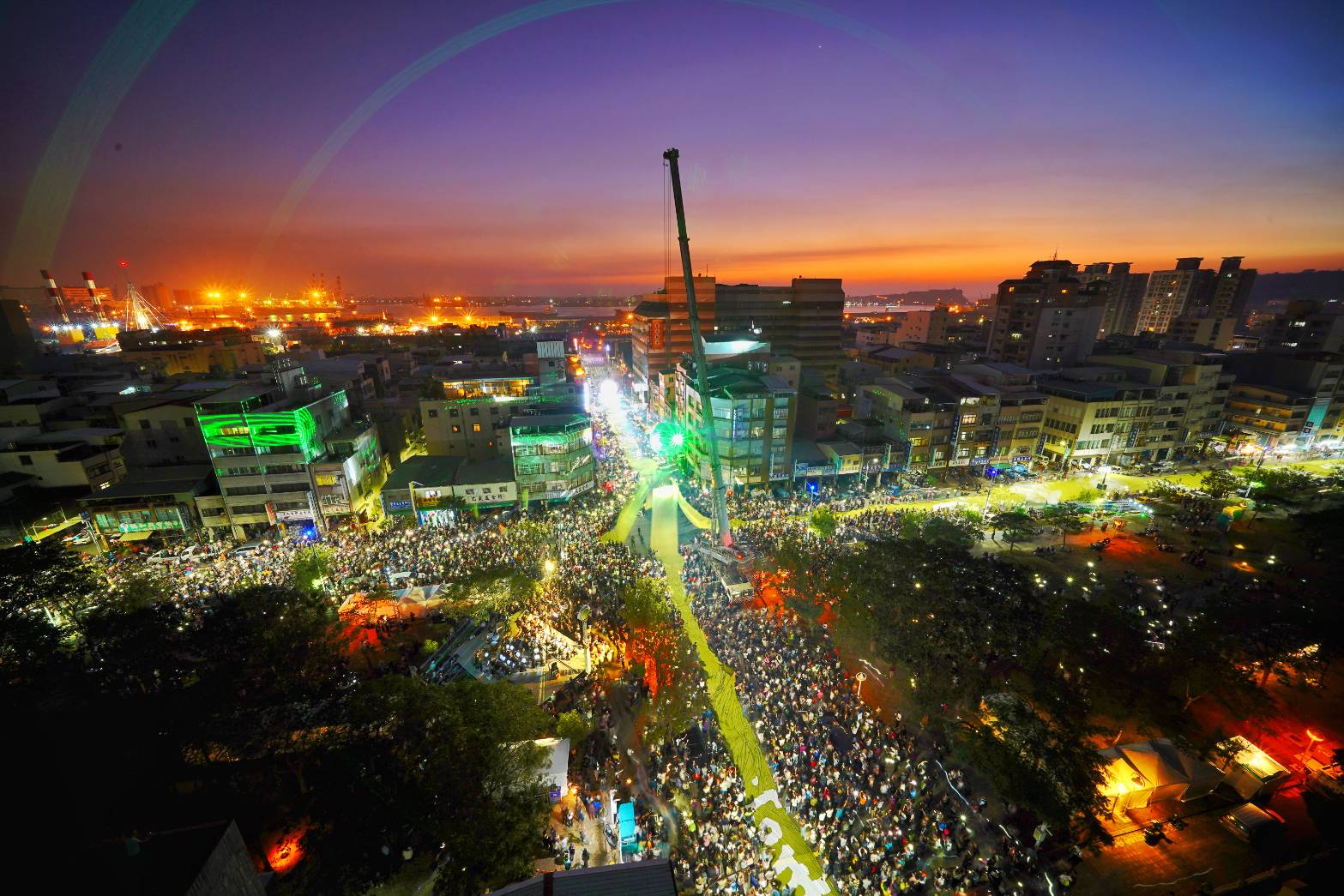 Wecare高雄大遊行發起人尹立宣布，罷韓遊行人數達50萬人，罷韓四君子將在26日向中選會提交3萬份的罷免連署書，正式啟動罷韓第一階段。