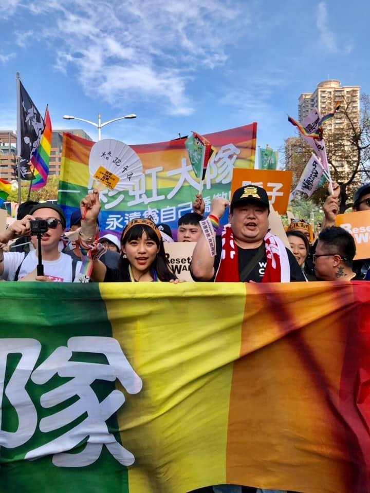 時代力量高雄市議員黃捷綁著寫有台灣、香港的彩虹布條支持罷韓遊行。(翻攝自黃捷 鳳山捷伴同行臉書)