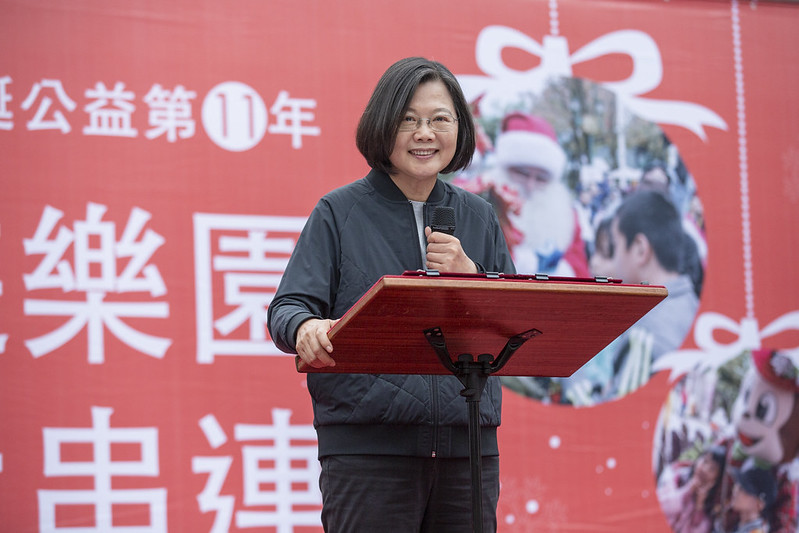 總統蔡英文今（21日）出席「圓夢遊樂園耶誕公益活動開幕典禮」，並接受媒體相關時事提問。（總統府提供）