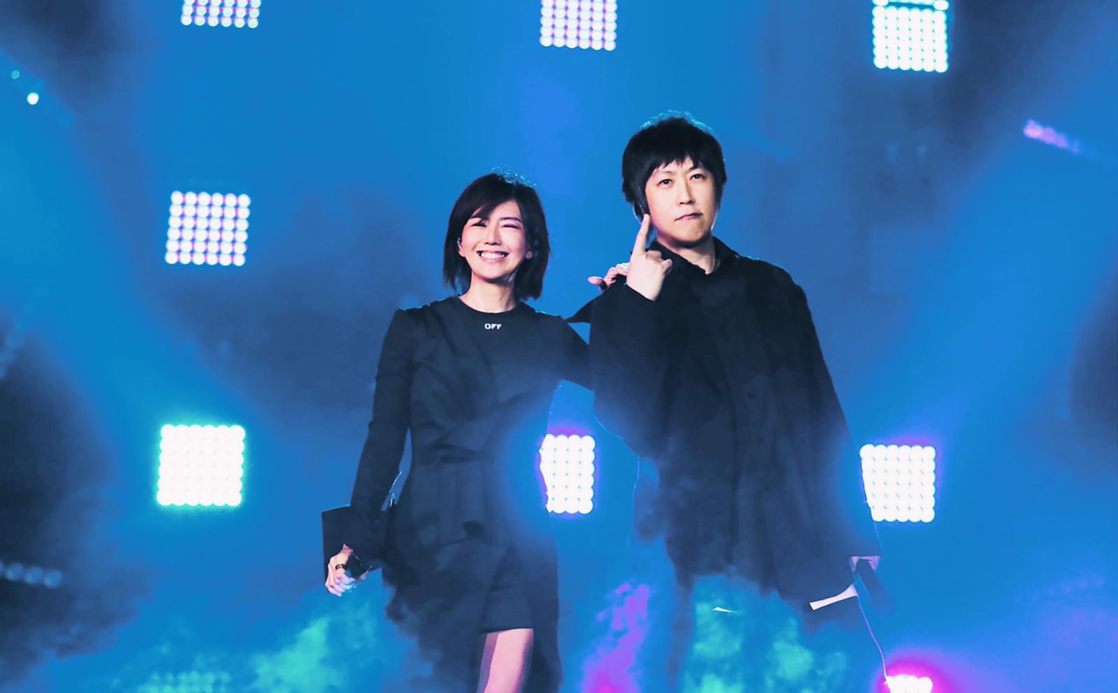 孫燕姿穿一襲黑色套裝擔任嘉賓，完全不搶五月天風采。（相信音樂提供）