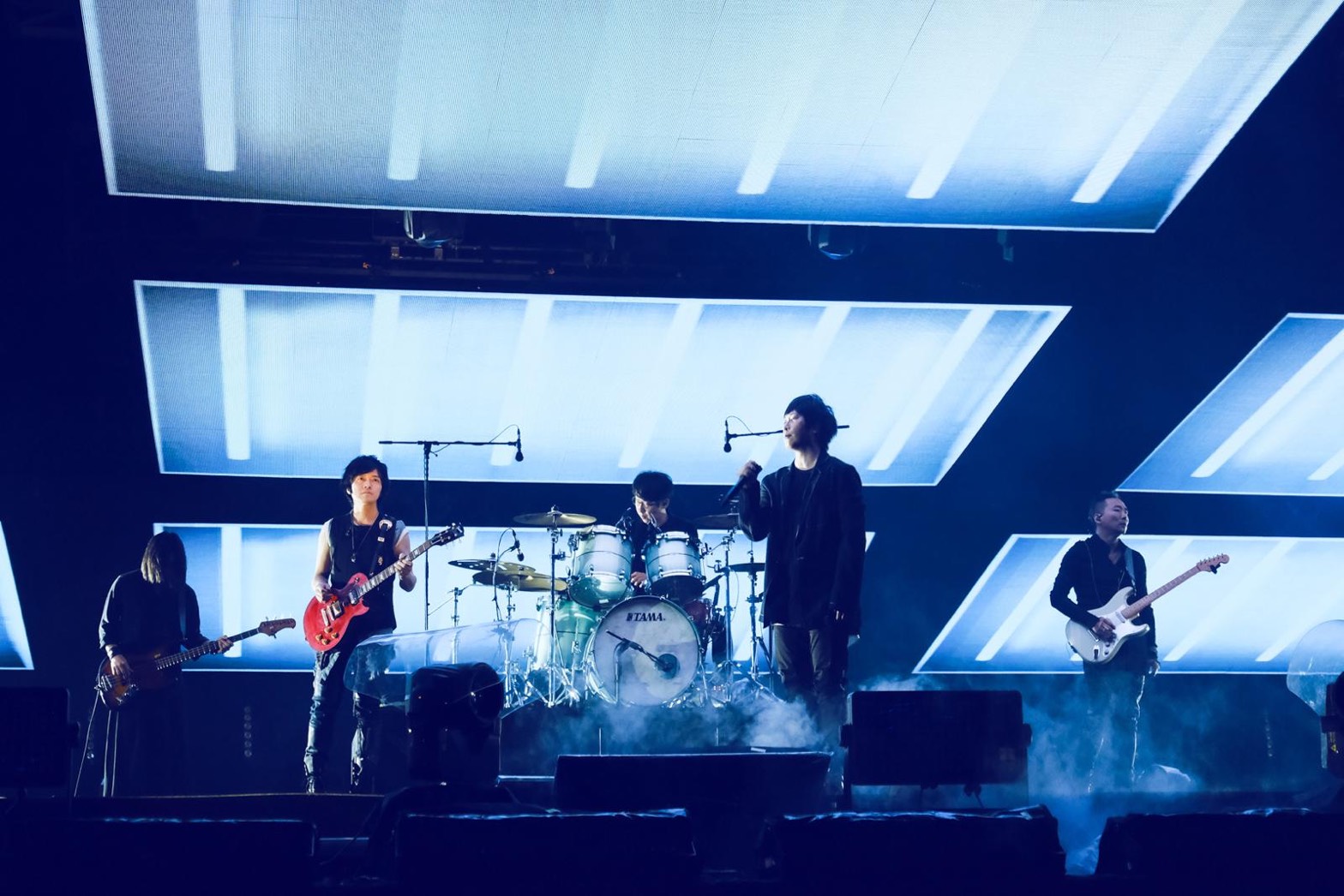五月天的「Mayday 2019 Just Rock It!!!藍 | BLUE」巡演昨在桃園國際棒球場正式登場,吸引2萬多歌迷前往。(相信音樂提供)