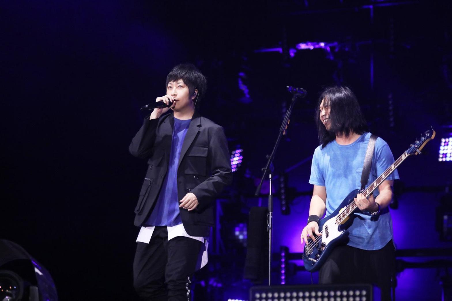 因台下歌迷小聲跟唱，阿信猛虧歌迷：「你們好像沒聽過這些歌」。（相信音樂提供）