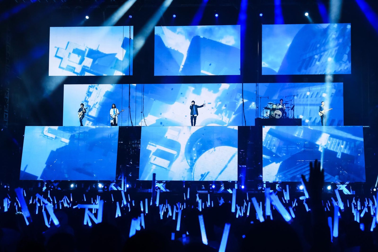 五月天將20年的音樂分成「藍色三部曲」,帶著台下歌迷一起回味經典歌曲。(相信音樂提供)