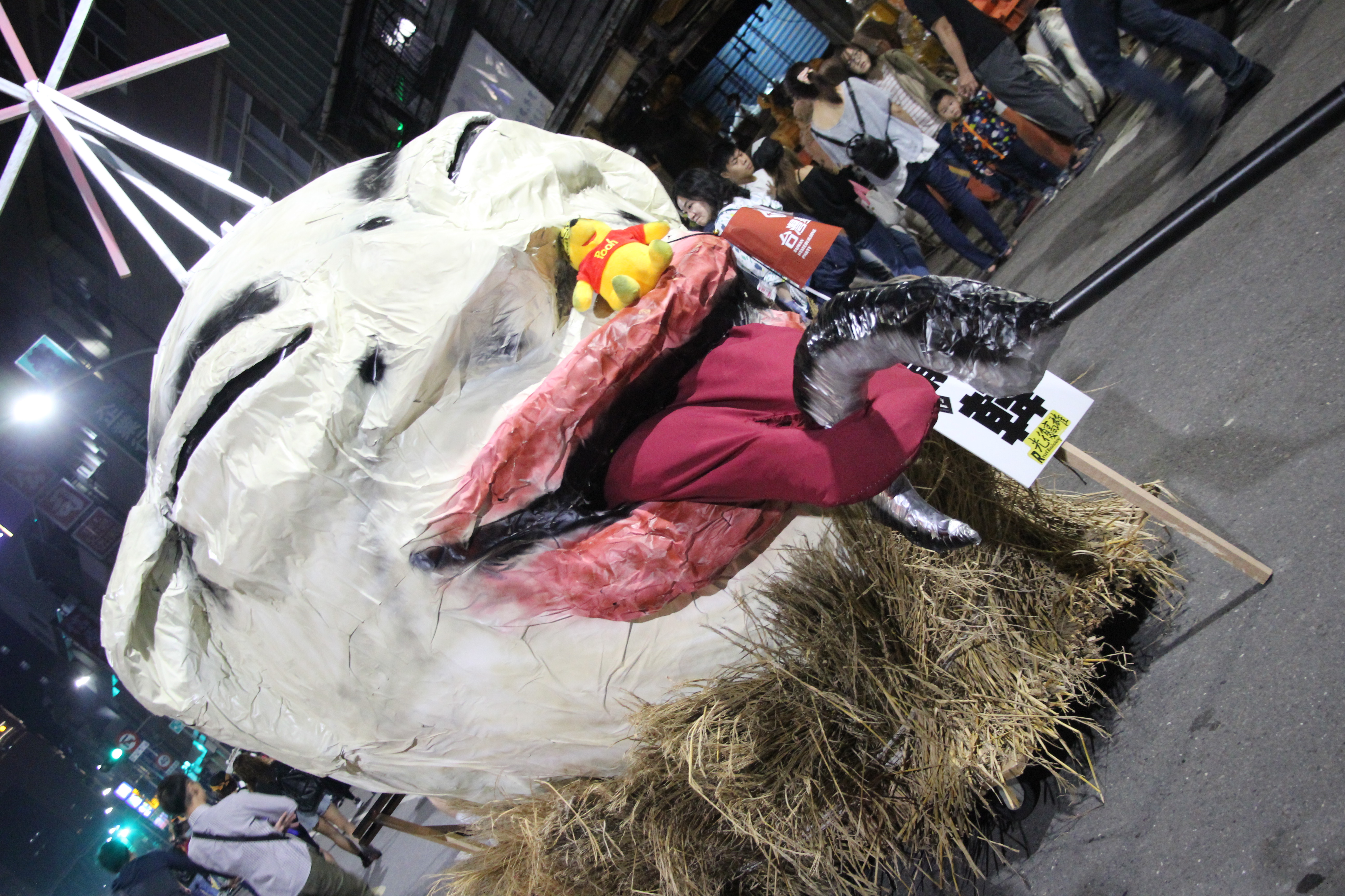 最吸睛的韓國瑜花車，維妙維肖的神情成為現場最吸睛的焦點。（We Care高雄提供）