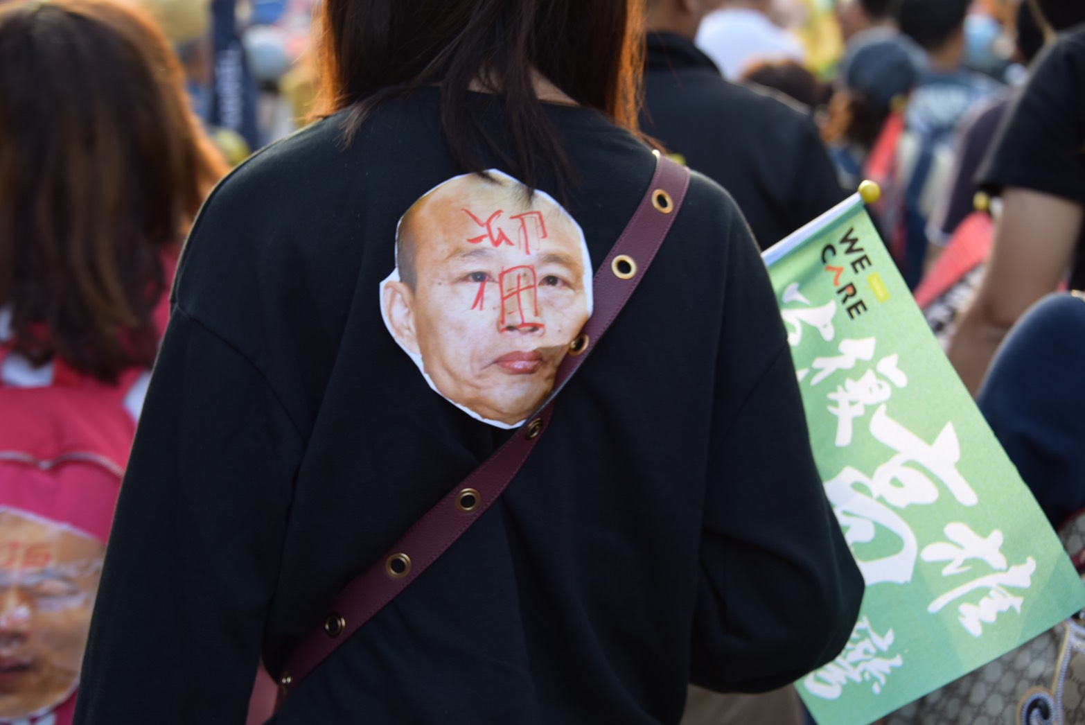 有民眾將韓國瑜頭像穿在身上諷刺。（We Care高雄提供）