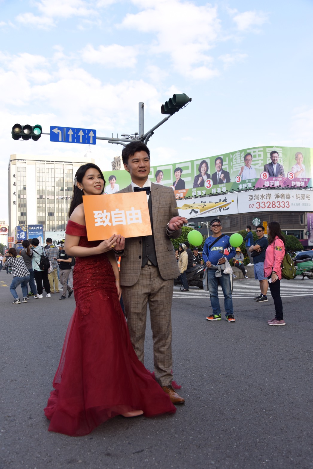 民眾穿婚紗上街頭罷韓。（We Care高雄提供）