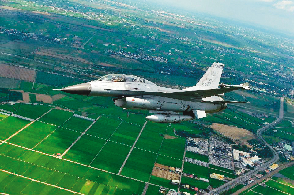 空軍1架F-16戰機,在去年6月漢光演習時失事墜毀,竟有士官以找到黑盒子慶功為由,酒後趁機性侵女兵得逞。(翻攝國防部發言人臉書)
