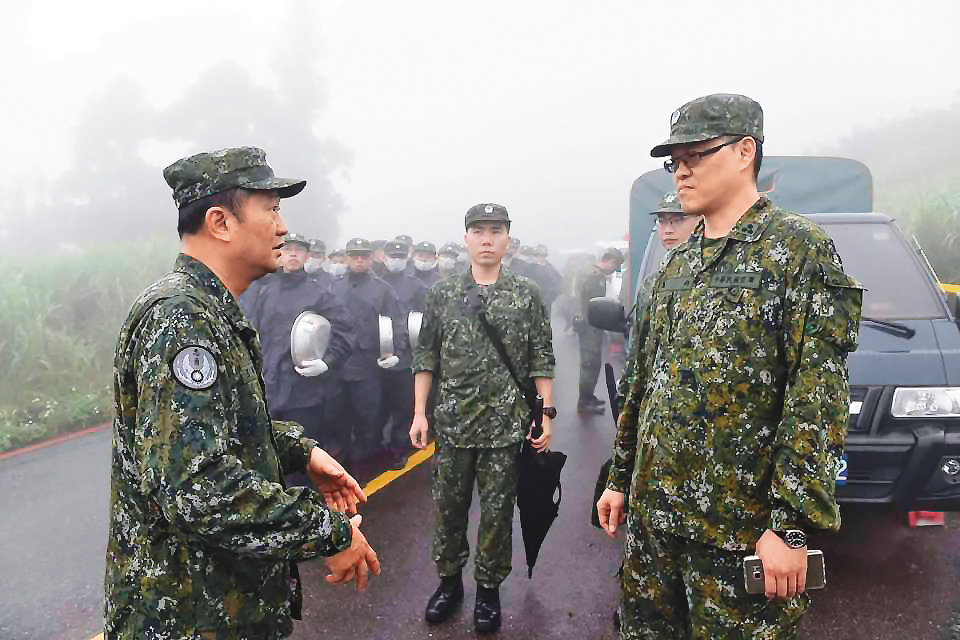 F-16戰機墜毀新北市瑞芳區五分山,軍方動用北部大批人員上山搜尋,花了1個多月,終於在山區找到F-16戰機黑盒子。圖非當事人。(空軍司令部提供)