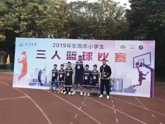 賽後合照可看出該名學生真的高出同學一大截,甚至比老師高。(圖翻攝自微博)