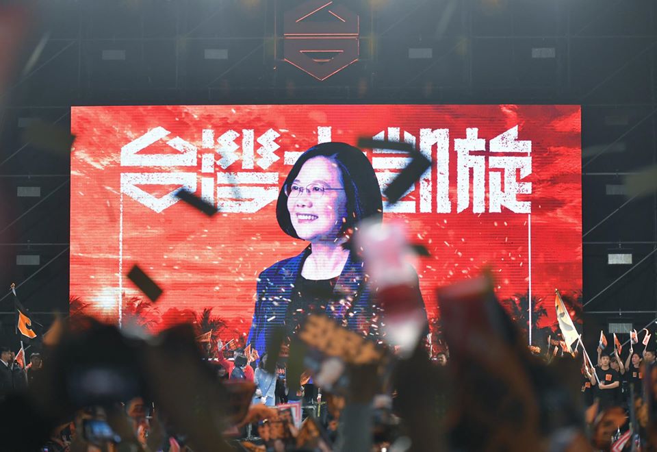 蔡英文昨晚出席閃靈樂團在凱道舉辦的演唱會「台灣大凱旋」擔任壓軸貴賓。（翻攝自蔡英文Tsai Ing-wen臉書）