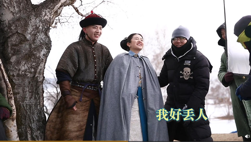 要靠兩個人才抬得動她，李蘭迪不禁自虧「太丟人了」。（翻攝夢迴官方幕後花絮）