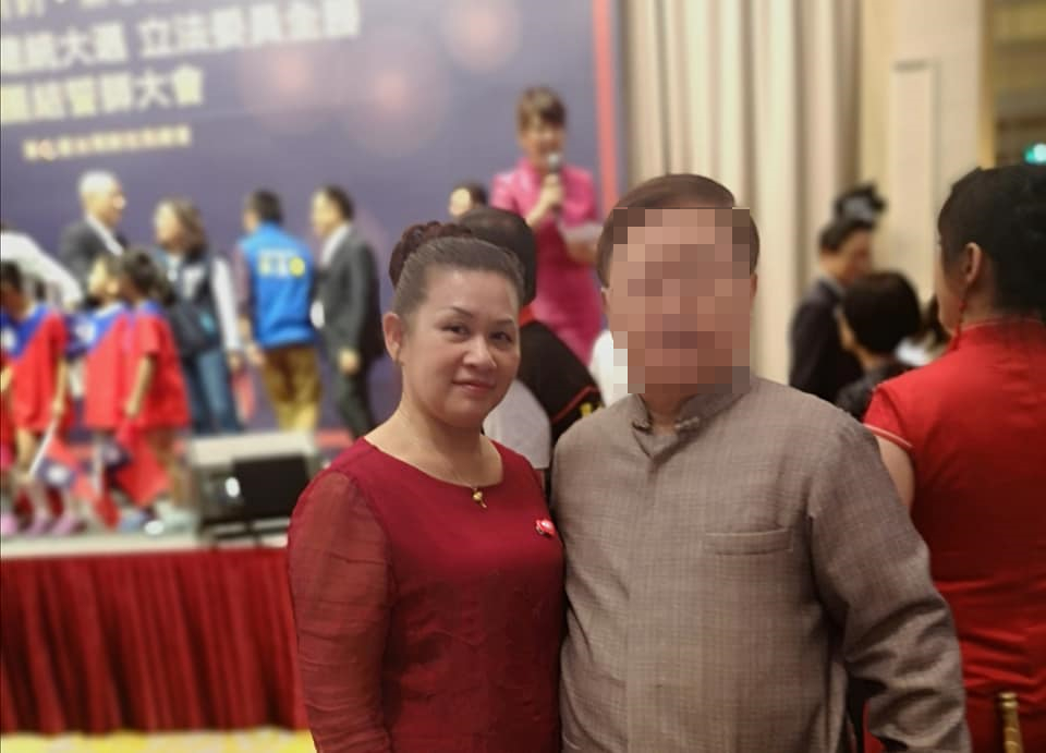 統促黨不分區立委候選人何建華（左），涉嫌招待十多人到金門及廈門5天4夜旅遊，每人只收7800元，今晚遭移送北檢複訊。（翻攝自何建華臉書）