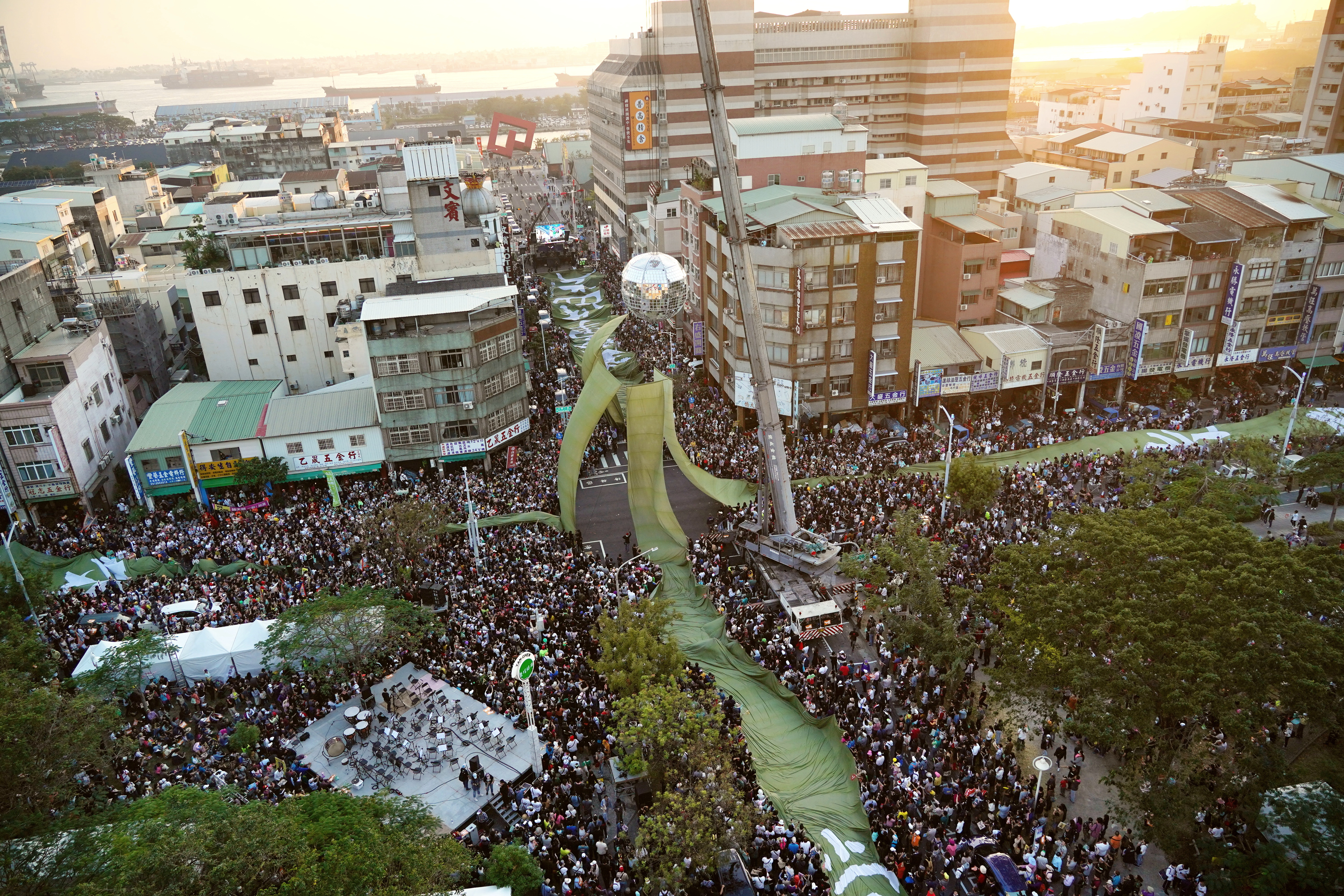 罷韓遊行於21日登場，主辦單位估計參與者約有50萬人，也宣布12月26日將會向中選會遞送3萬份連署罷免提議書。