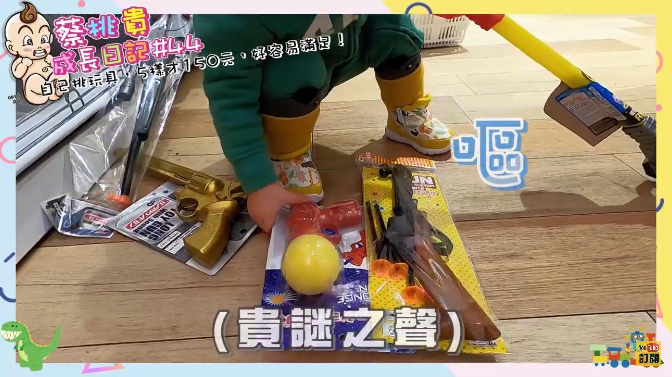 蔡阿嘎一家赴日旅遊時,竟讓蔡桃貴直接將未結帳商品放在地上挑選並踩踏,引起討論。(翻攝自蔡阿嘎臉書)