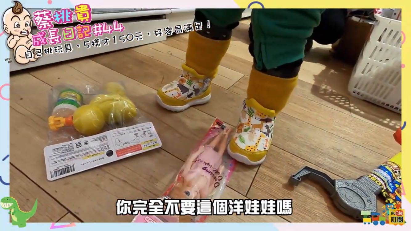 蔡阿嘎一家赴日旅遊時,竟讓蔡桃貴直接將未結帳商品放在地上挑選並踩踏,引起討論。(翻攝自蔡阿嘎臉書)