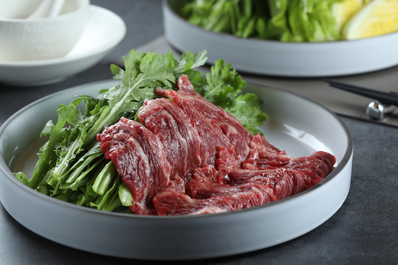 「台灣黃牛沙朗」脂肉香甜，吃法要用高湯沖淋成粉色，趁快入口。（1,800元套餐菜色）