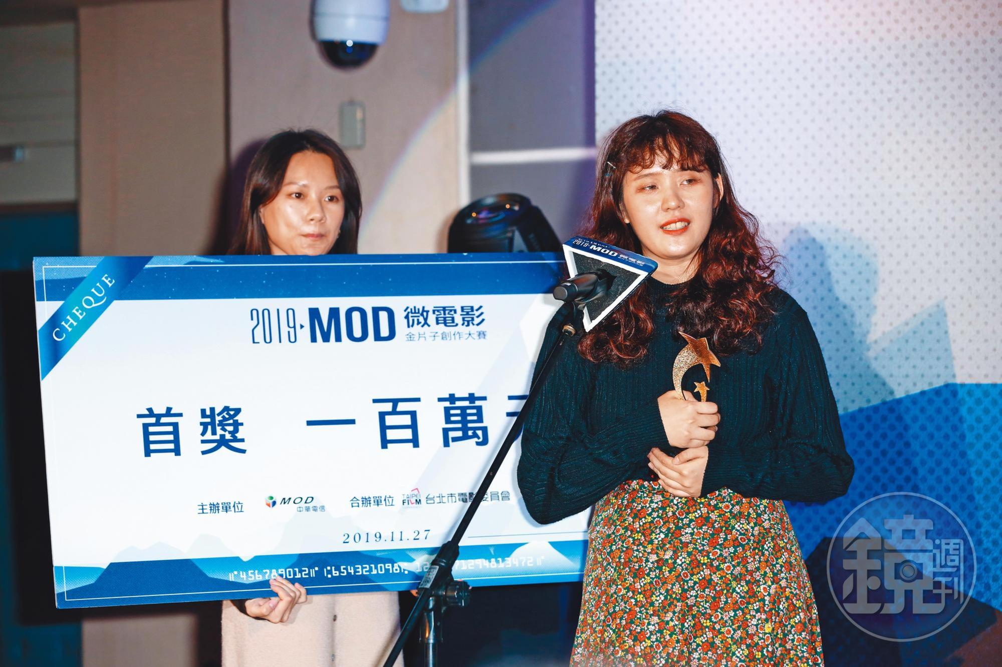 《宛如煙火》奪下百萬首獎,也讓陳子玉(左)獲得最佳女演員。導演張庭瑋(右)僅24歲,因拍出高中時對教育制度的感想獲肯定。