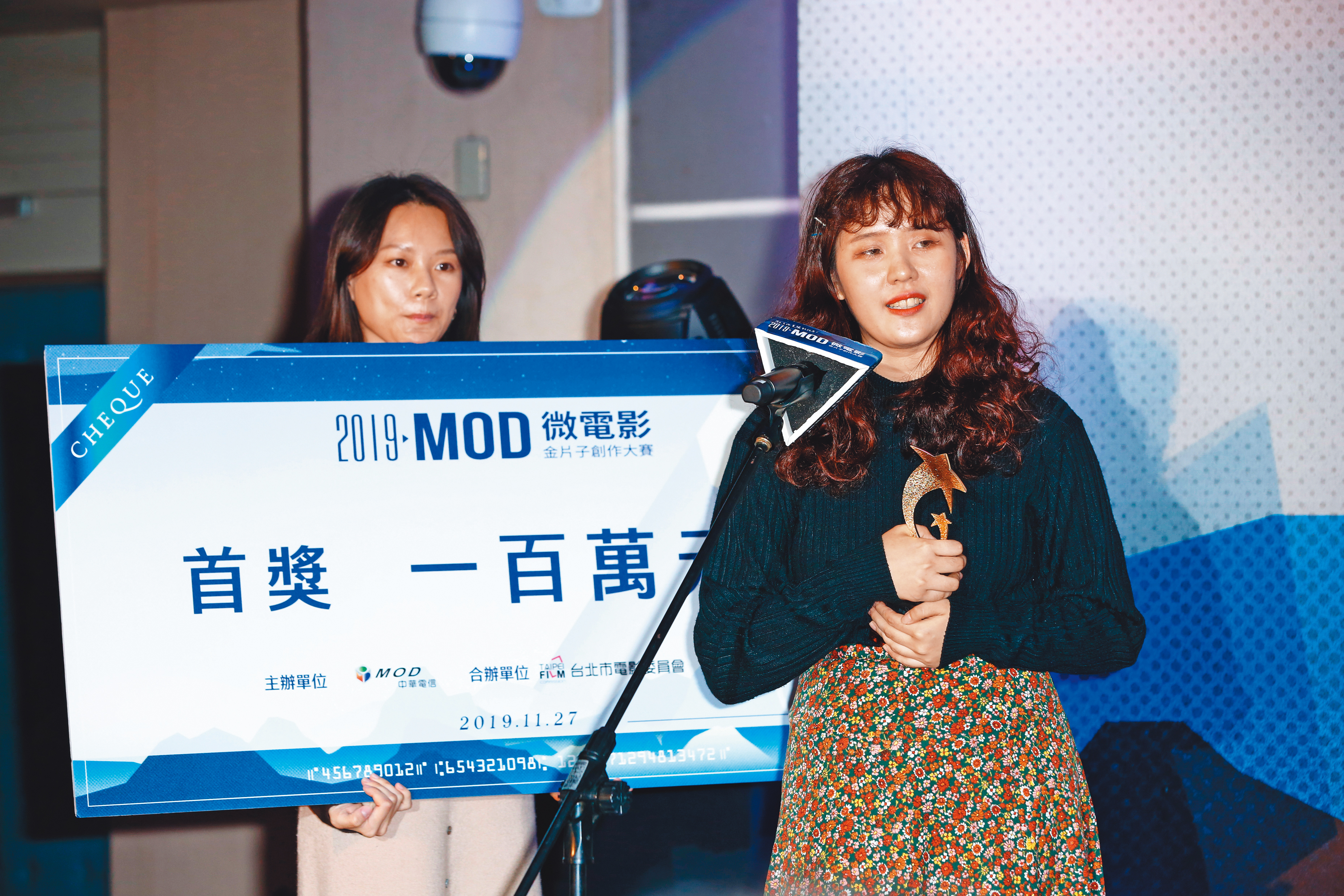 《宛如煙火》奪下百萬首獎，也讓陳子玉（左）獲得最佳女演員。導演張庭瑋（右）僅24歲，因拍出高中時對教育制度的感想獲肯定。
