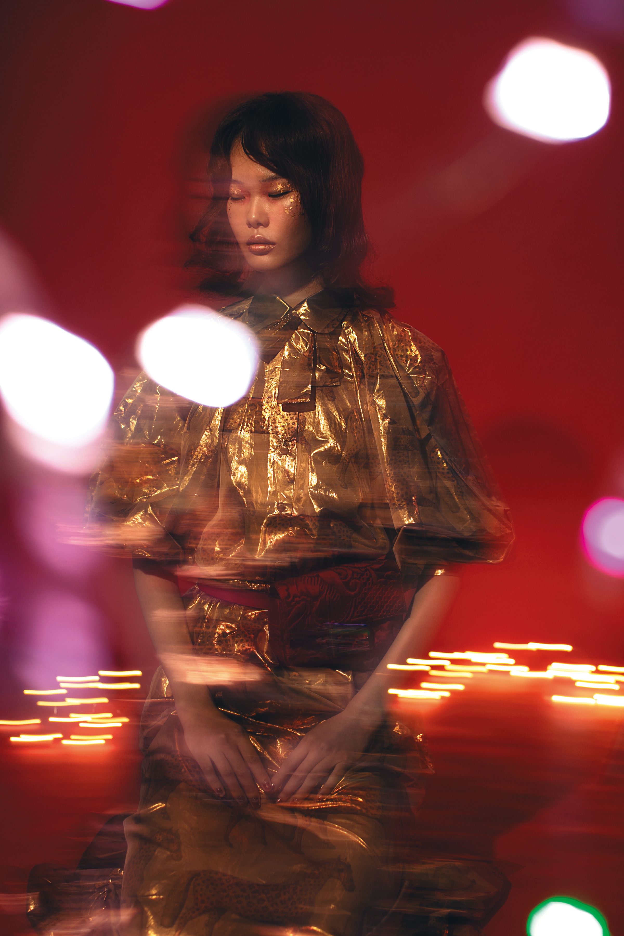 駿馬印花流金領結襯衫，NT$67,000，by GUCCI；駿馬印花流金荷葉滾邊寬褲，NT$63,000，by GUCCI；紅色Baguette腰包，NT$59,900，by FENDI。
