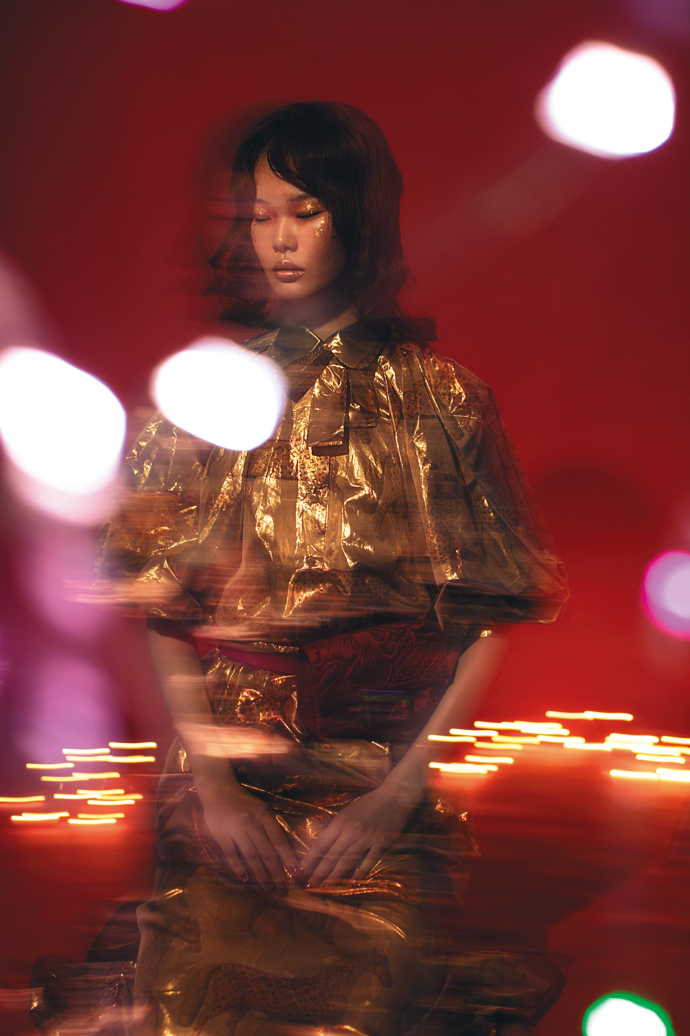 駿馬印花流金領結襯衫，NT$67,000，by GUCCI；駿馬印花流金荷葉滾邊寬褲，NT$63,000，by GUCCI；紅色Baguette腰包，NT$59,900，by FENDI。