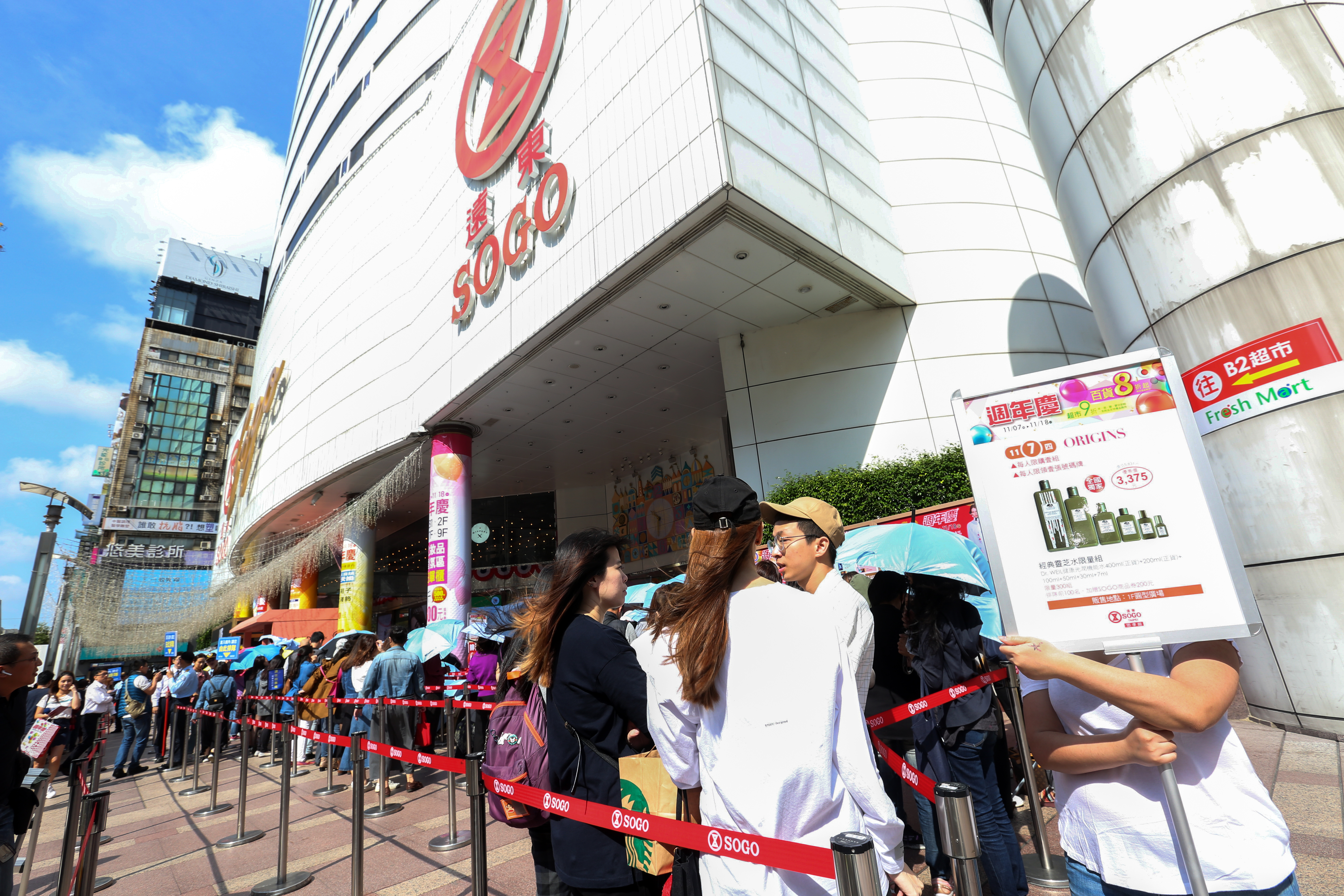 新加坡富商槓上徐旭東，遠東集團也不是省油的燈，已在新加坡、台灣等地提出告訴。