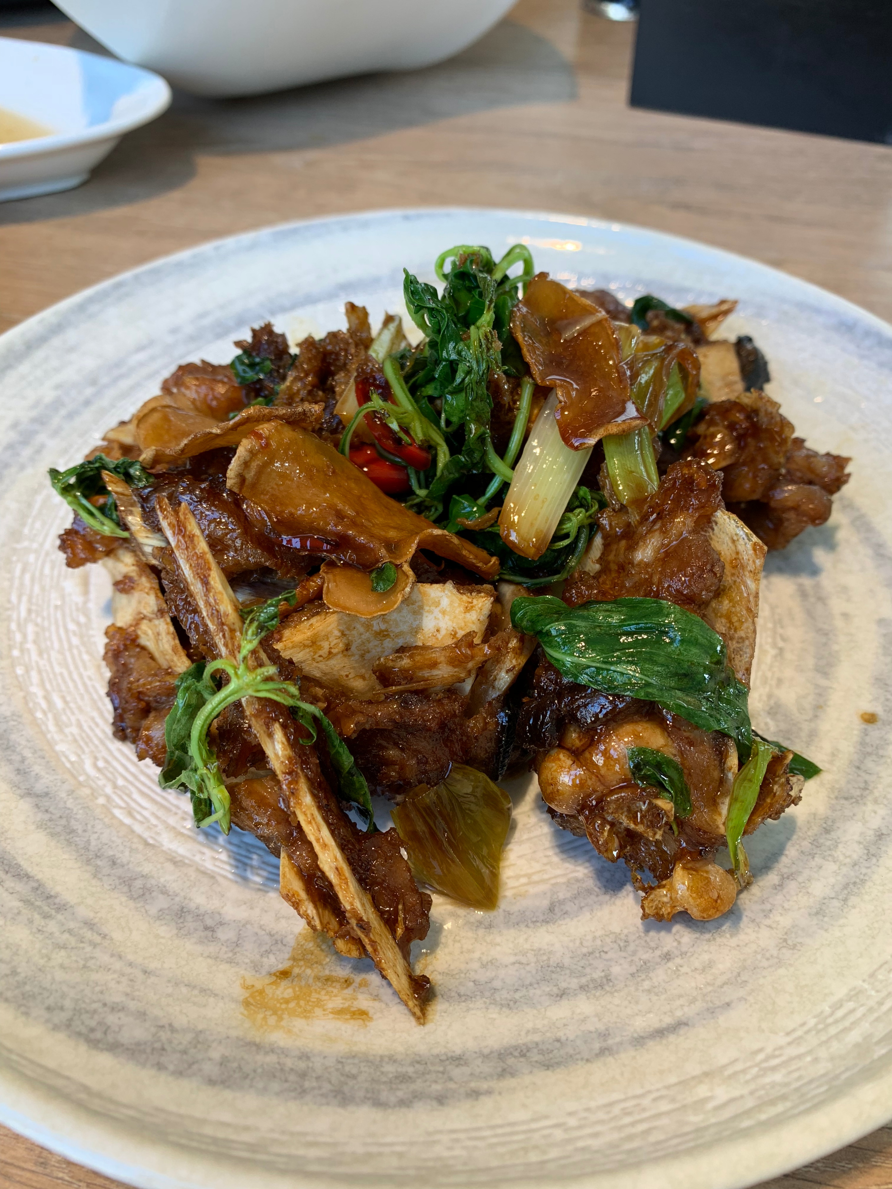 「三杯旗魚背鰭骨」的魚肉口感頗像雞肉，會讓人誤以為是三杯雞。（600元／大份）