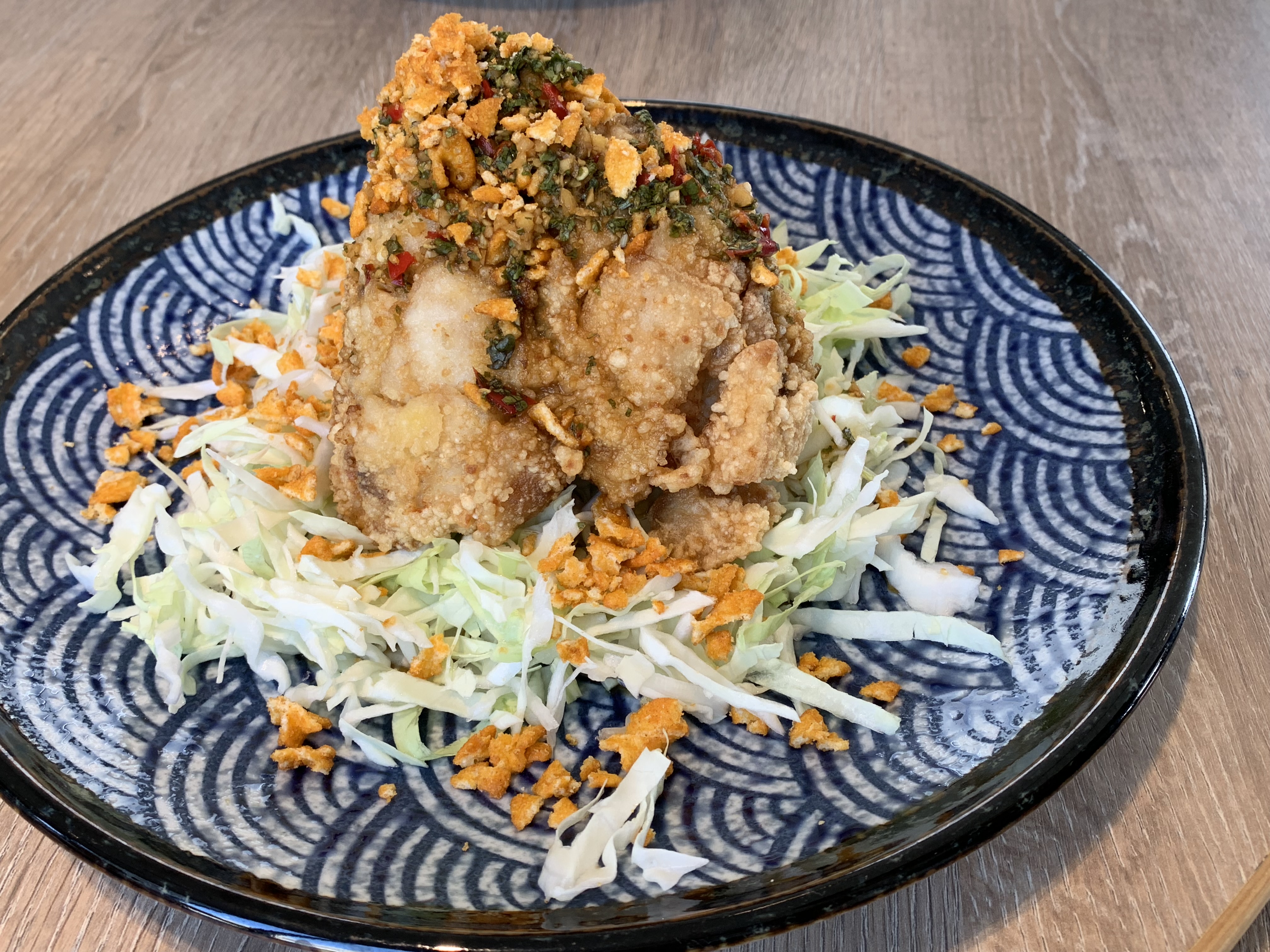 「椒麻鮮魚」選用鬼頭刀的尾端製作，口感紮實，辣香下酒。（450元／份）