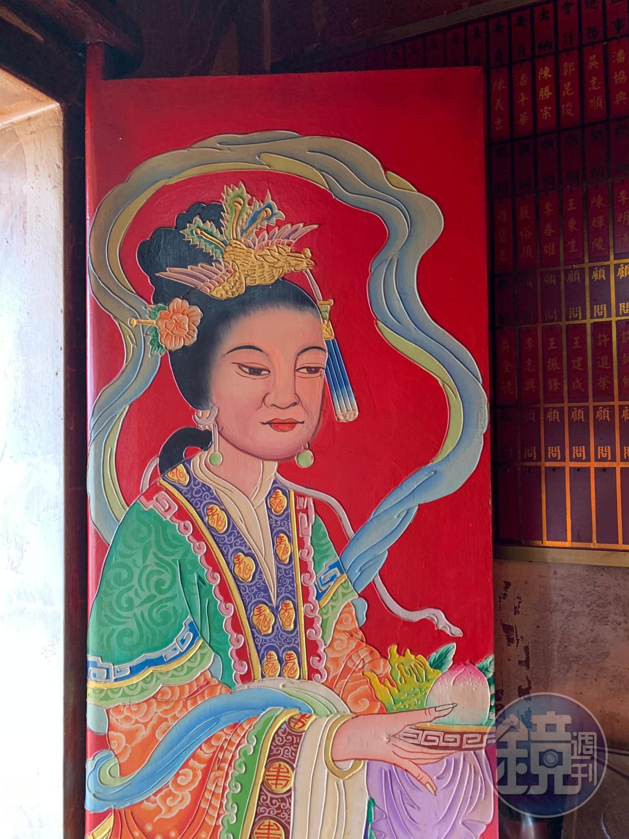 門上的侍女人像，由平埔族原住民彩繪而成。