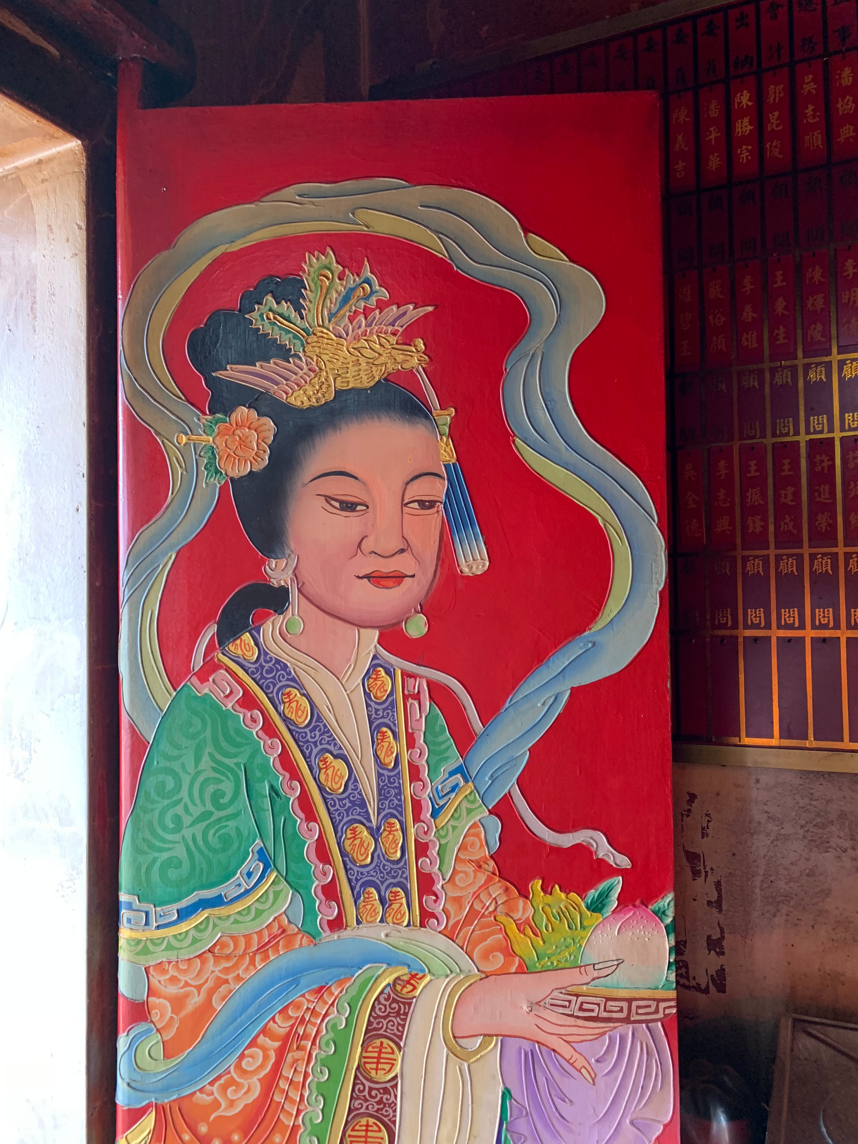 門上的侍女人像，由平埔族原住民彩繪而成。