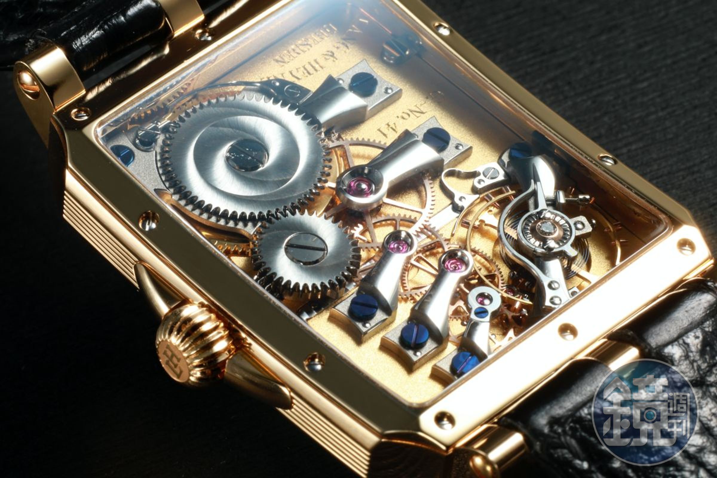 LANG & HEYNE Georg 錶款採用VIII手上鍊機芯，其機芯結構取自於古老懷錶，擁有每個齒輪都各自獨立的立體條狀橋板，並重現早期懷錶所使用的「鬍鬚形擒縱叉」結構。要特別注意的是，擺輪橋板的中央軸承採用一顆鑽石製作，非常閃亮。