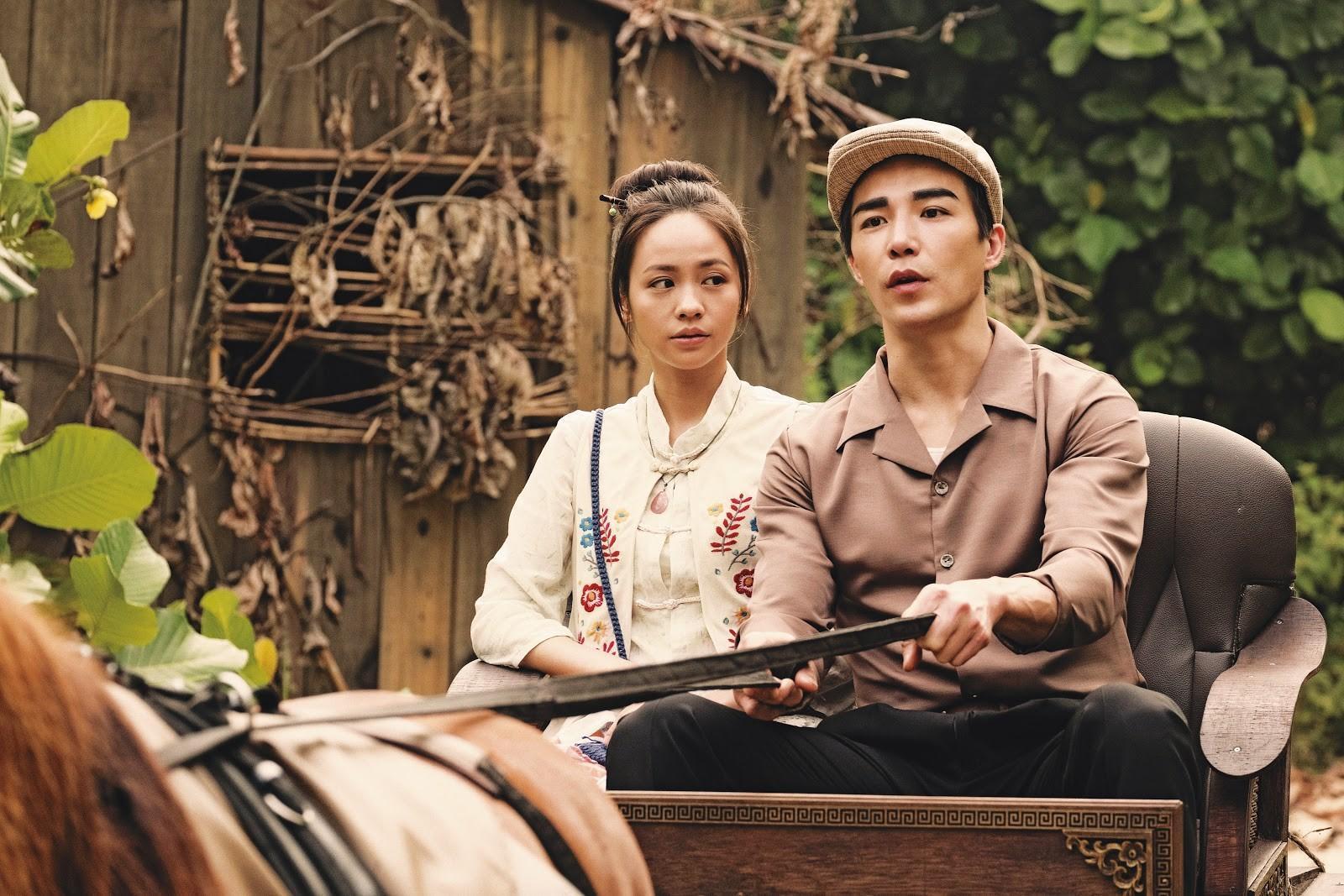 《彼岸之嫁》故事發生在1890年代的馬六甲，由台灣演員黃姵嘉（左）、與華裔加拿大演員林路迪（右）合演。（Netflix提供）