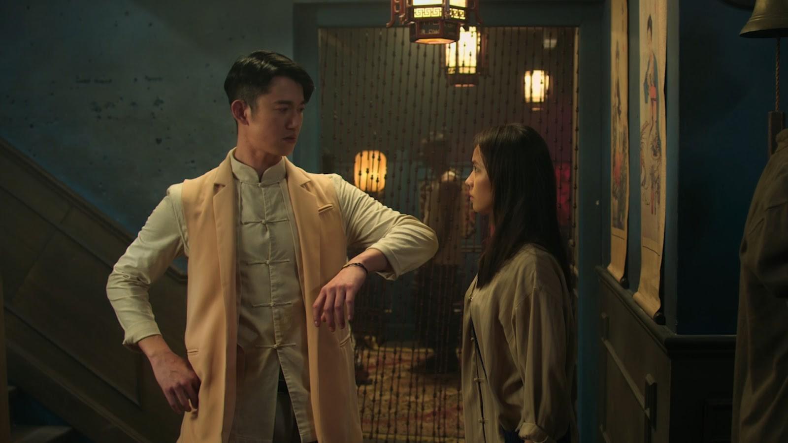 台灣演員吳慷仁（左）及黃姵嘉（右）主演的《彼岸之嫁》，是結合馬來西亞導演、美籍編劇的跨國合作。（Netflix提供）