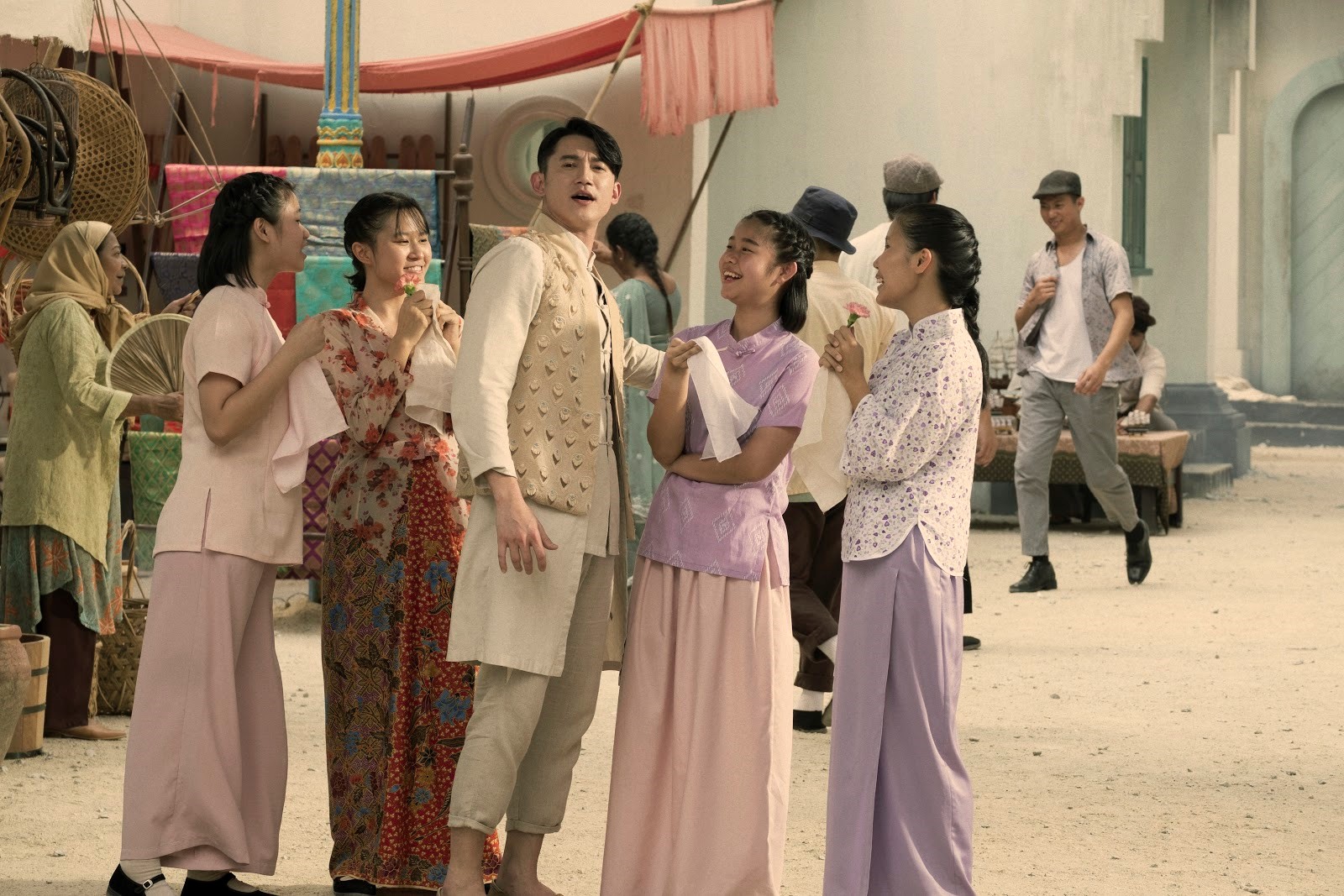 吳慷仁（中）主演的影集《彼岸之嫁》，前導預告目前瀏覽次數達17萬次，是三部Netflix華語原創影集中最高的。 （Netflix提供）