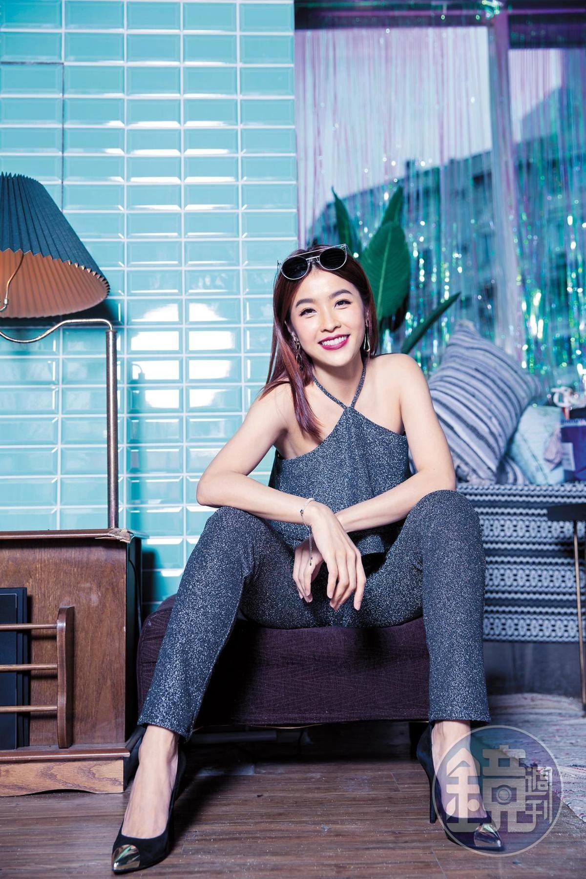 小嫻與何守正鬧婚變時，她的律師曾因何家親友多次對外放話，一度打算在離婚協議書中加上「封口條款」。