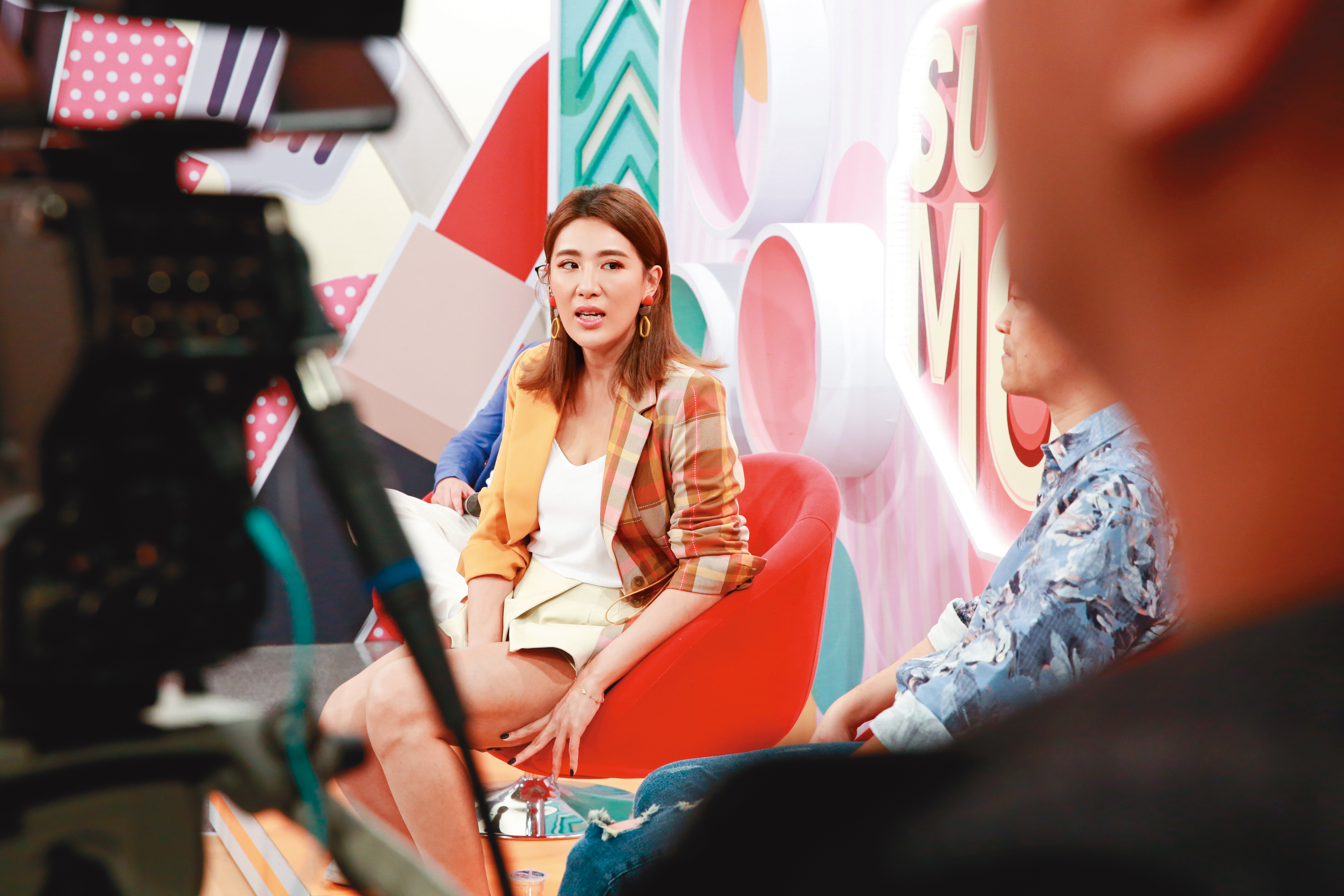 小禎多主持婆媽類的談話節目，因此也成為婦女用品廠商的最愛，接下不少業配。