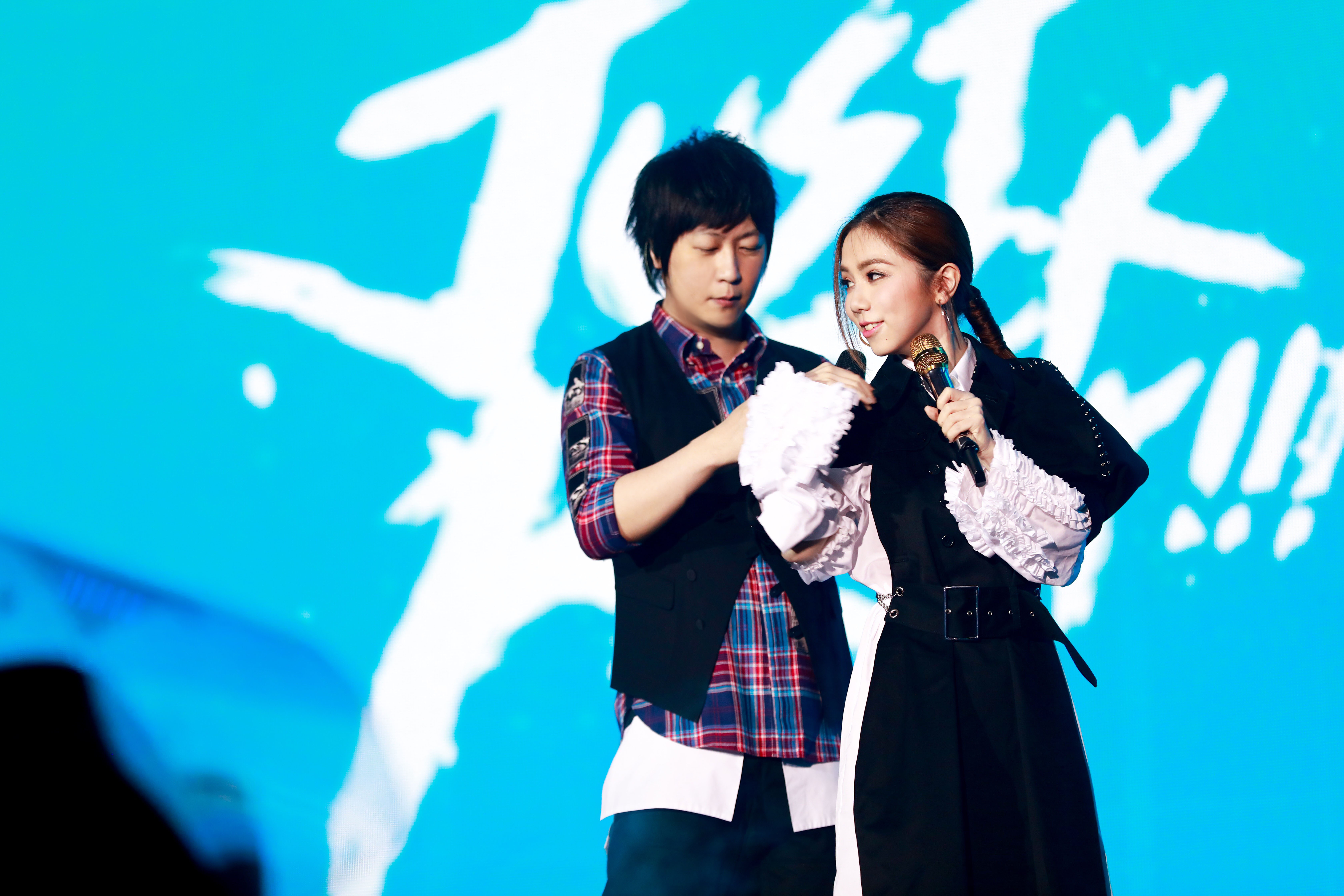 鄧紫棋太過緊張耳機掉出，阿信貼心幫她裝上。（相信音樂提供）