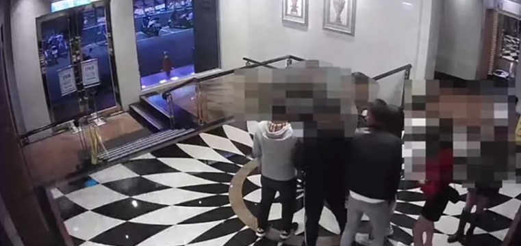 兩派人馬因互看不順眼，雙方一言不合後爆發流血衝突。（翻攝畫面）