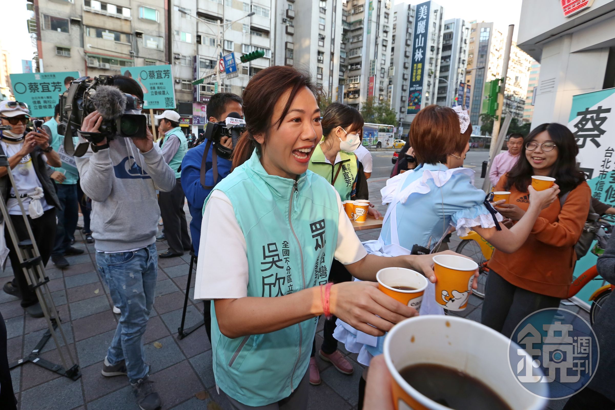 吳欣盈為民眾黨助選，日前還親自到街口奉送咖啡。