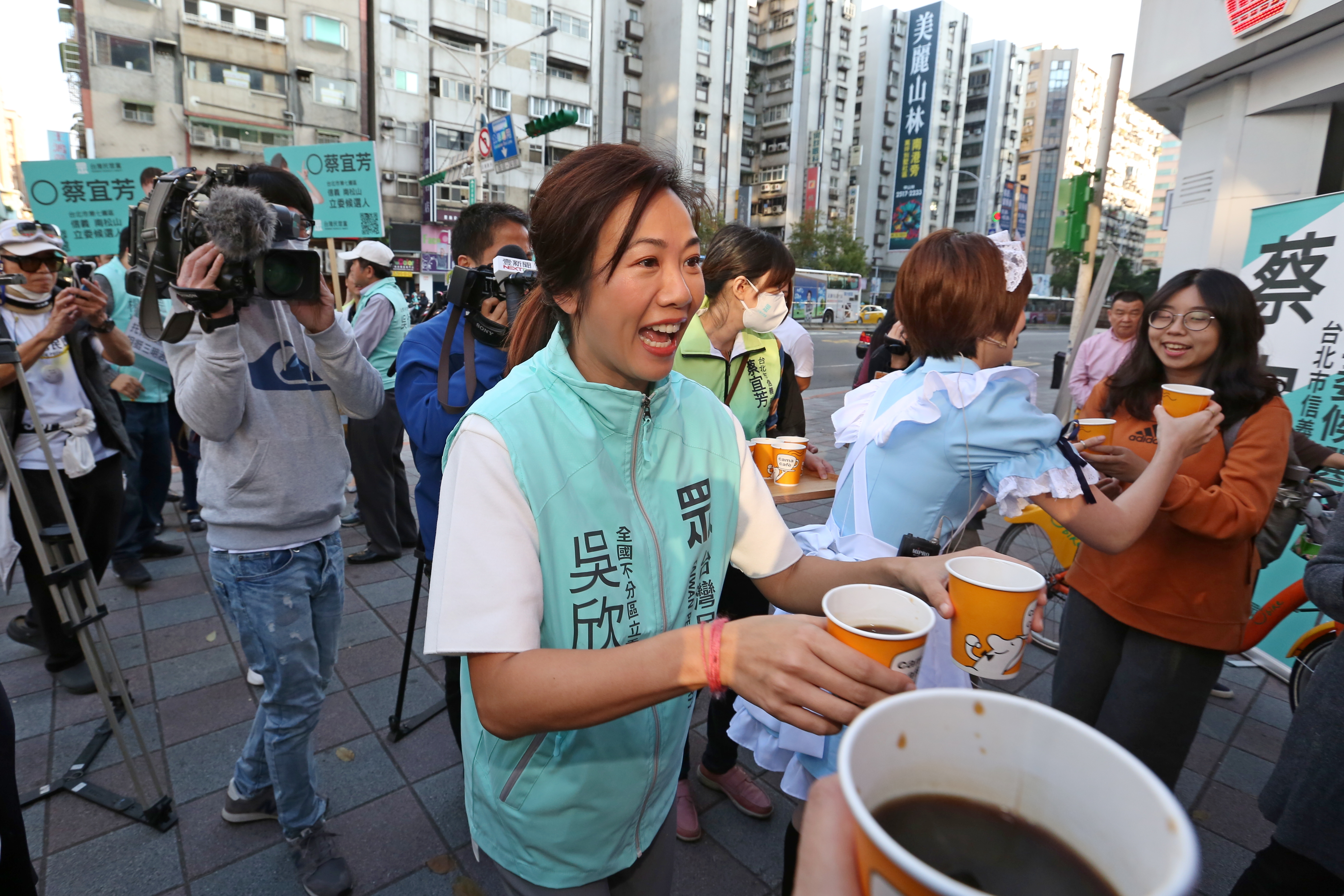 吳欣盈為民眾黨助選，日前還親自到街口奉送咖啡。