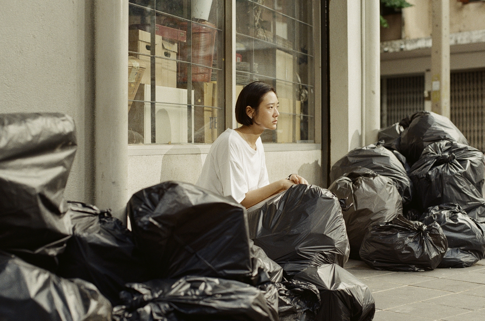 黑色塑膠袋是劇中茱蒂蒙丟東西用的袋子，也成為劇組玩週邊的哏之一。（Catchplay提供）