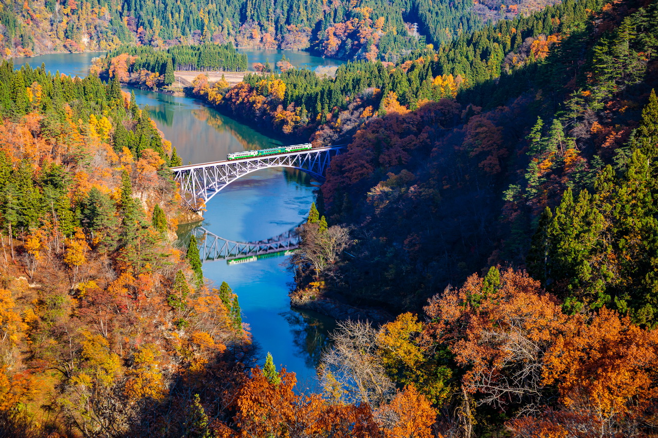 「只見線」無論是秋天紅葉或冬季白雪，都有獨特美景，吸引攝影愛好者一再造訪。