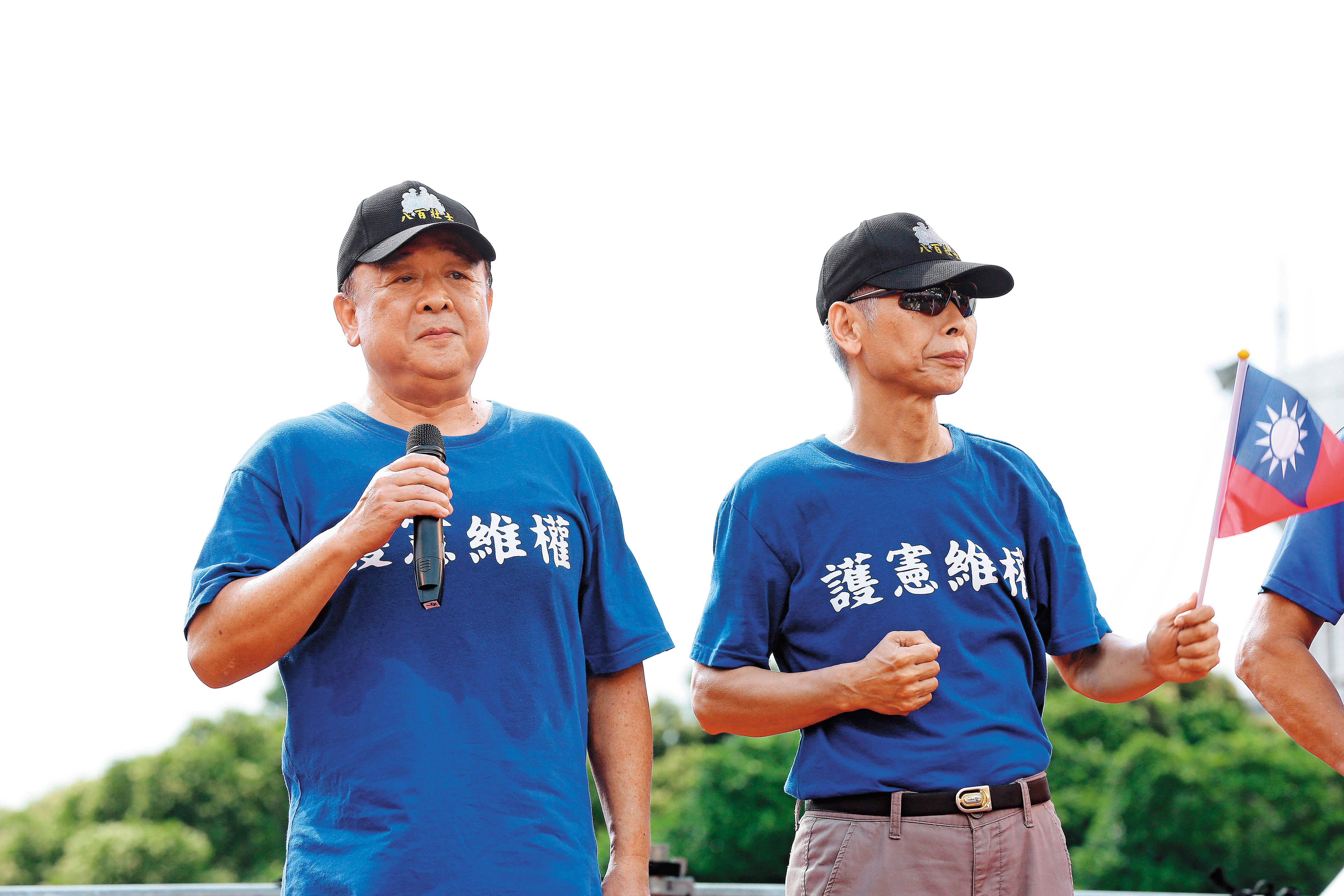 民進黨對準國民黨不分區立委候選人吳斯懷(左)的親中色彩,以「下架吳斯懷」作為選戰訴求。