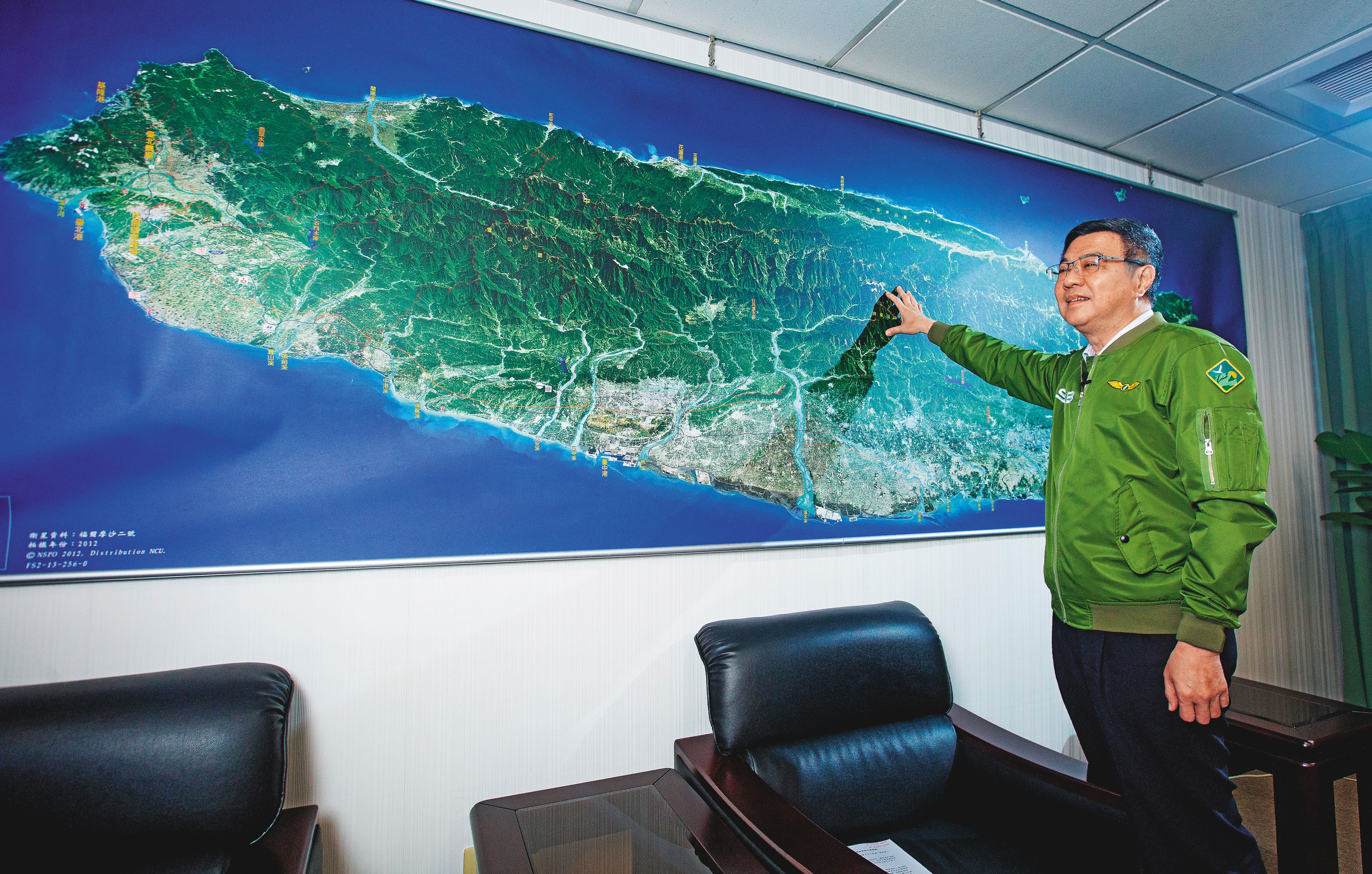 民進黨主席卓榮泰接受本刊專訪，評估民進黨明年立委選戰有機會取得過半席次。