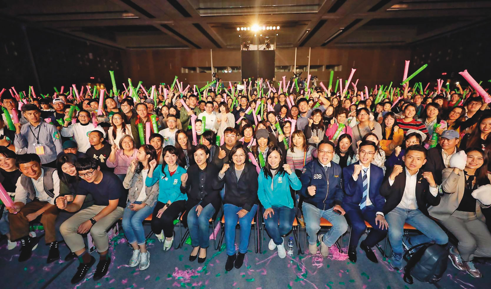民進黨積極經營網路社群,評估選戰最後階段年輕族群投票率將成勝敗關鍵,圖為蔡英文舉辦的社群之夜。(蔡英文競選總部提供)